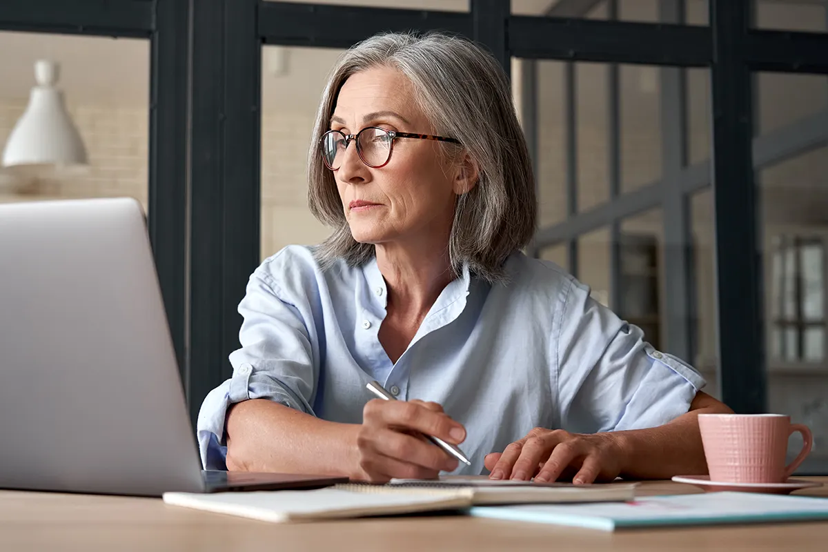 A professional woman taking Mandated Reporter Training training on her computer.